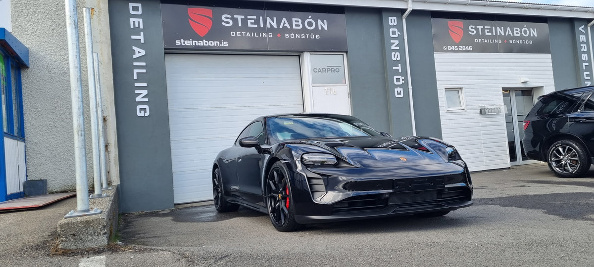 Blár Porsche við Steinabón í Keflavík